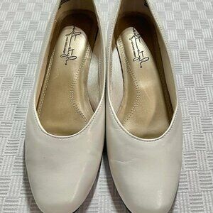 NIB 7.5 Medium Soft Style, A Hush Puppies Company